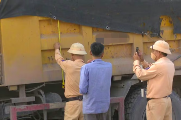 Lực lượng CSGT Quảng Ninh siết chặt kiểm tra xe chở đất, đá quá tải, phạt hơn 1,3 tỉ đồng Lực lượng CSGT Quảng Ninh siết chặt kiểm tra xe chở đất, đá quá tải, phạt hơn 1,3 tỉ đồng