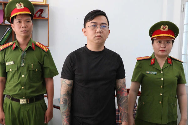 Tưởng bị theo dõi, đối tượng bất ngờ tấn công người đi đường