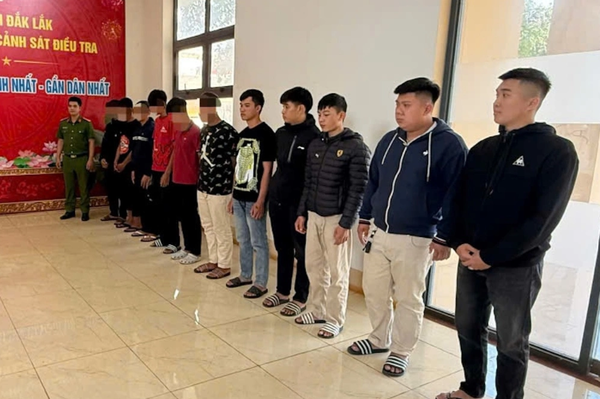 Khởi tố 13 người sau vụ mang dao, rựa rượt đuổi nhau trên phố ở Đắk Lắk Khởi tố 13 người sau vụ mang dao, rựa rượt đuổi nhau trên phố ở Đắk Lắk