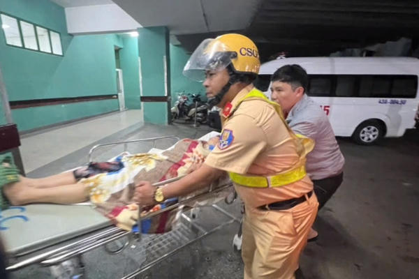 CSGT Đà Nẵng mở đường đưa người dân bị co giật đi cấp cứu kịp thời trong đêm CSGT Đà Nẵng mở đường đưa người dân bị co giật đi cấp cứu kịp thời trong đêm