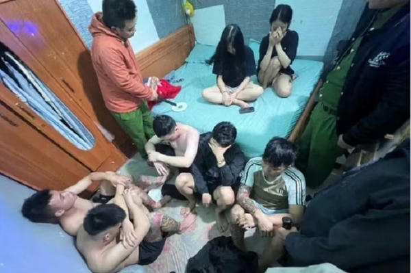 Bắt quả tang nhóm đối tượng tụ tập "bay bắc" ma túy tại nhà riêng Bắt quả tang nhóm đối tượng tụ tập "bay bắc" ma túy tại nhà riêng