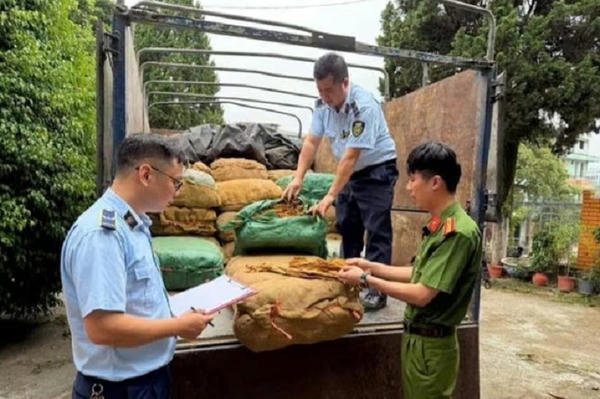 Bắt giữ 1,2 tấn nguyên liệu thuốc lá không hoá đơn, chứng từ