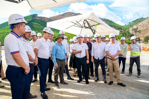Chủ tịch Tập đoàn Đèo Cả trực tiếp kiểm tra, chỉ đạo tăng cường nguồn lực, siết chặt chất lượng tại các dự án Chủ tịch Tập đoàn Đèo Cả trực tiếp kiểm tra, chỉ đạo tăng cường nguồn lực, siết chặt chất lượng tại các dự án