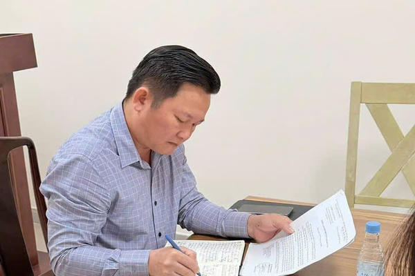 Bí thư Đảng ủy phường Long Thành tiếp, giải quyết kiến nghị của người dân về tái định cư