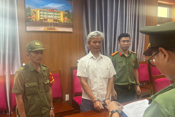 Bắt tạm giam Giám đốc Trung tâm Anh ngữ tại Đà Nẵng để điều tra về tội lừa đảo chiếm đoạt tài sản Bắt tạm giam Giám đốc Trung tâm Anh ngữ tại Đà Nẵng để điều tra về tội lừa đảo chiếm đoạt tài sản
