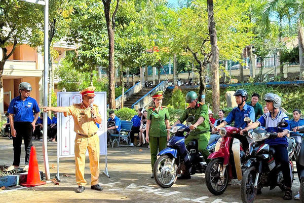 Gần 1.700 giáo viên, học sinh trải nghiệm kỹ năng lái xe an toàn tại Lộc Ninh Gần 1.700 giáo viên, học sinh trải nghiệm kỹ năng lái xe an toàn tại Lộc Ninh