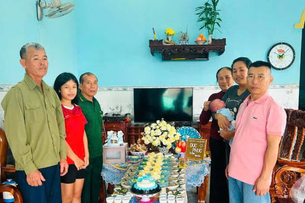Vượt hơn 1.000 km qua mưa lớn và sạt lở để kịp ngày chuyển phôi sau 15 năm tìm con