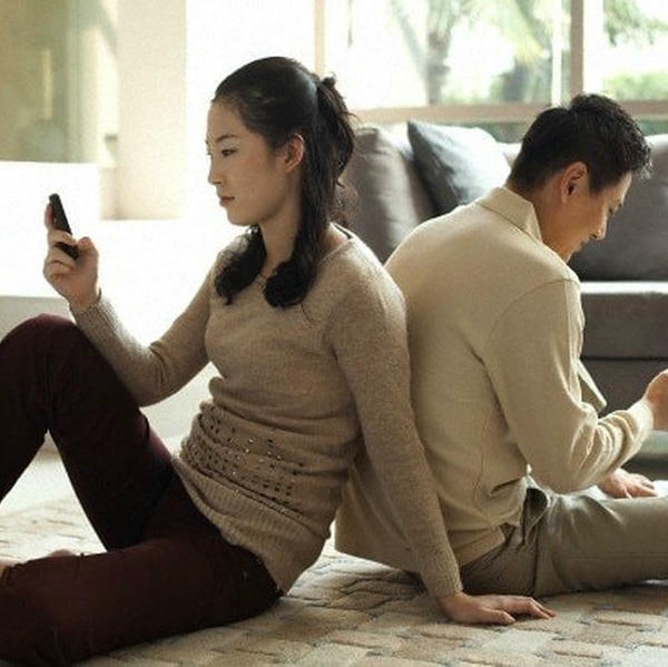 “Ngoại tình số” – Khi hôn nhân rơi xuống vực chỉ vì… một cú chạm màn hình