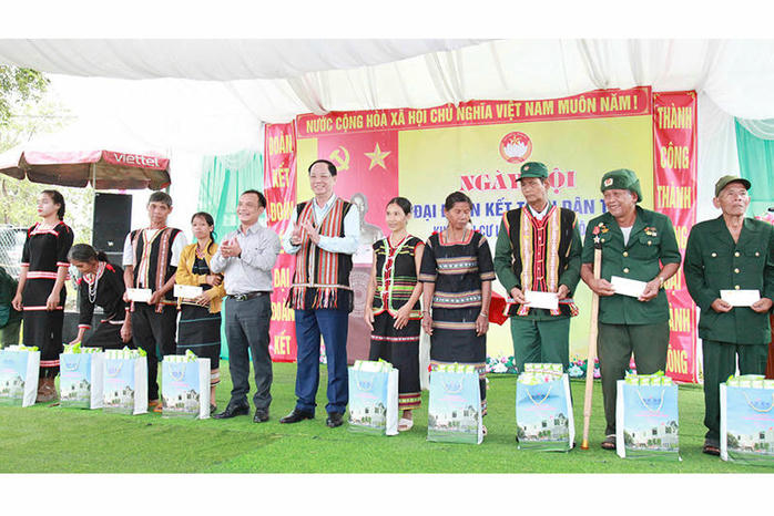 Phó Chủ tịch Quốc hội Trần Quang Phương dự Ngày hội Đại đoàn kết tại Làng Xộp (Quảng Ngãi)