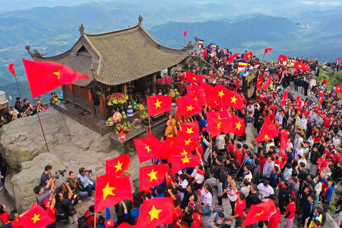 Hơn 4.000 người chào cờ, hát Quốc ca tại đỉnh thiêng Yên Tử