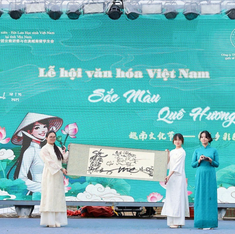 Bản tin tổng hợp 19/10: Lan tỏa văn hóa Việt Nam tại Vân Nam - “Sắc màu Quê hương” kết nối cộng đồng lưu học sinh Bản tin tổng hợp 19/10: Lan tỏa văn hóa Việt Nam tại Vân Nam - “Sắc màu Quê hương” kết nối cộng đồng lưu học sinh