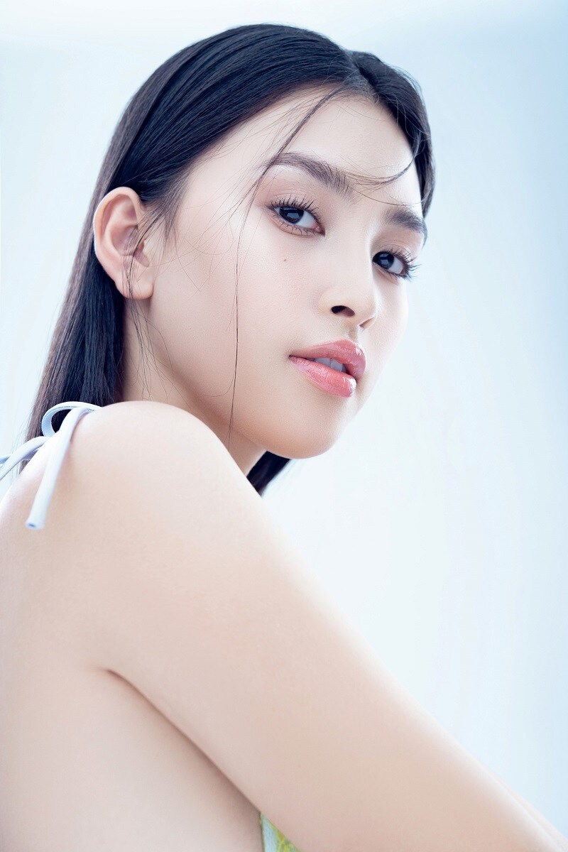 Luôn xây dựng cho mình hình tượng sang chảnh và gợi cảm, nên lâu lâu Tiểu Vy ngây thơ và trong trẻo lại khiến không ít phải 