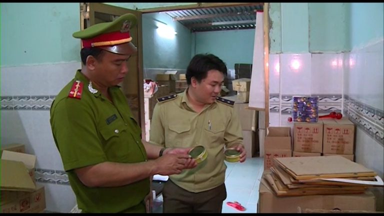 Lực lượng chức năng kiểm tra chuyên ngành các cơ sở sản xuất, kinh doanh thực phẩm.