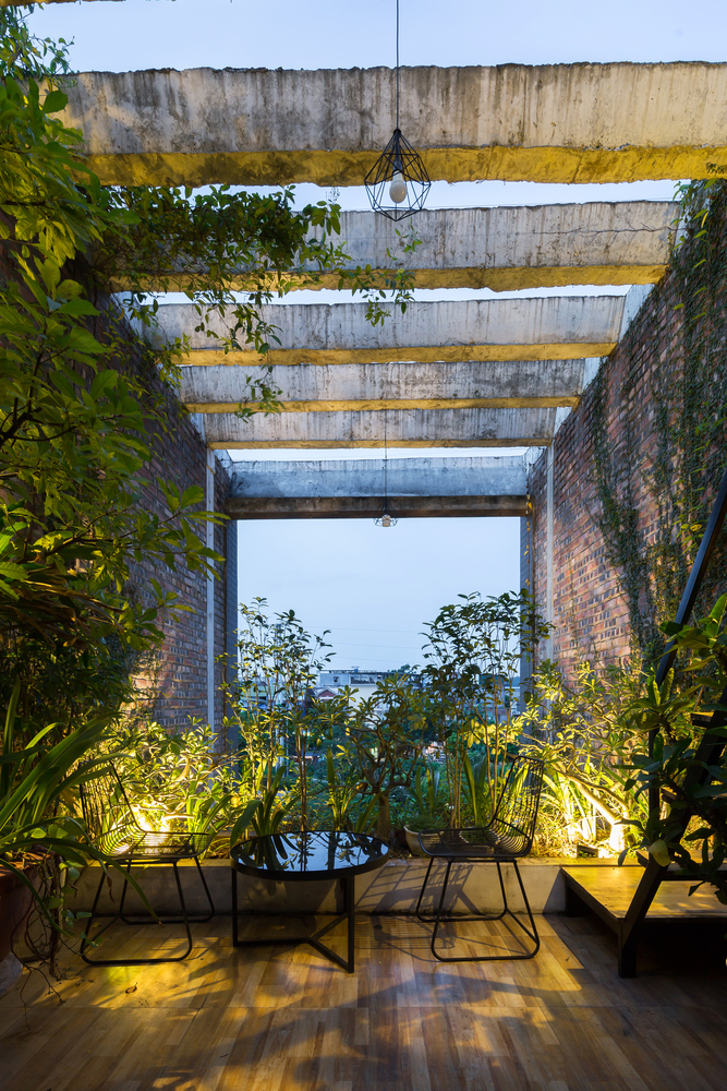 Công trình chủ yếu sử dụng vật liệu thô mộc quen thuộc như gạch nung, bê tông trần. Kết hợp với những giải pháp đơn giản và hiệu quả, ngôi nhà đã đem đến không gian sống tận dụng tối đa năng lượng tự nhiên và giải quyết những bất cập của nhà ống. 