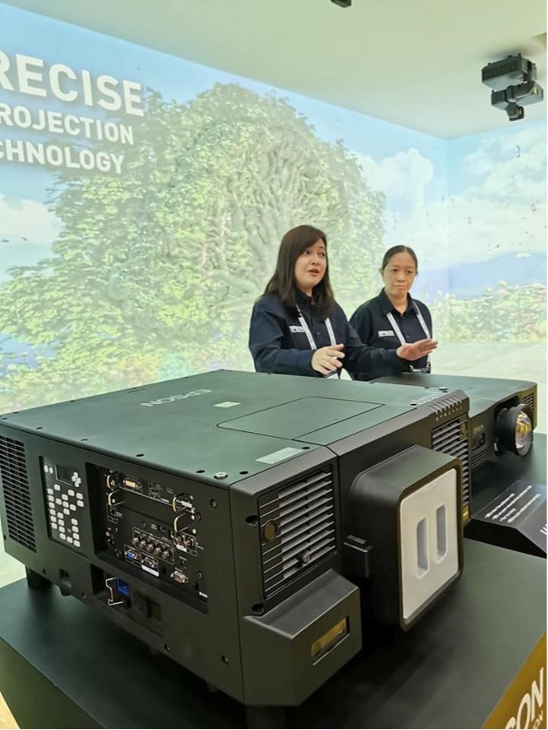 2 dòng máy chiếu Laser Epson độ sáng cao lên đến 20.000 Ansi Lumens