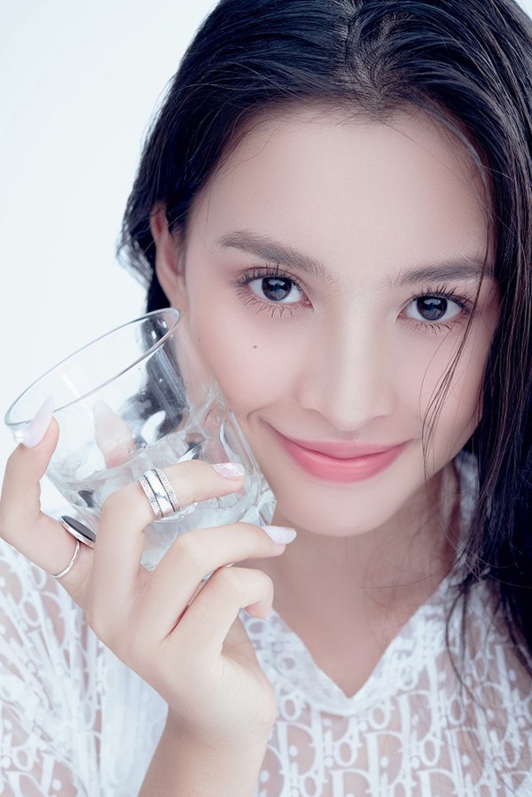 Fan cho rằng, đây chính là thời kỳ đỉnh cao nhan sắc của Tiểu Vy. Bởi không cần trang điểm cầu kỳ, vẻ đẹp của Hoa hậu Việt Nam 2018 vẫn toả sáng.&nbsp;