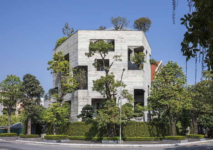 Đây là thiết kế của kiến trúc sư Võ Trọng Nghĩa nằm ngay bên cạnh bờ biển nhìn ra vịnh Hạ Long. Với diện tích 500m2, công trình hướng đến yếu tố bền vững, kết nối với thiên nhiên, đem lại không gian thoải mái cho các thành viên trong gia đình. 