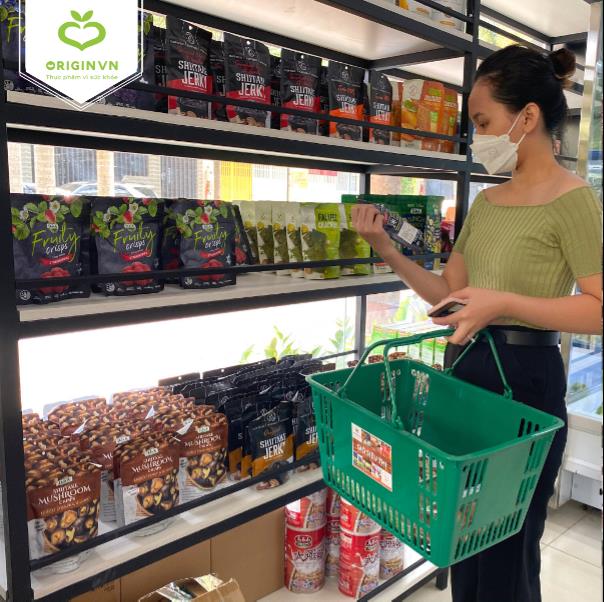 Khách hàng đến tham quan và mua sắm tại cửa hàng Origin Vietnam trong ngày khai trương chi nhánh quận 12