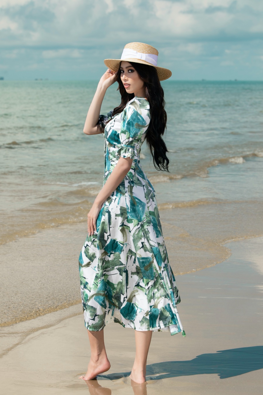 Diện đồ mang đậm hơi hướng Tropical, Ngọc Thảo&nbsp;khoe thân hình cân đối với đôi vai trần quyến rũ cùng mái tóc dài xõa bồng bềnh.