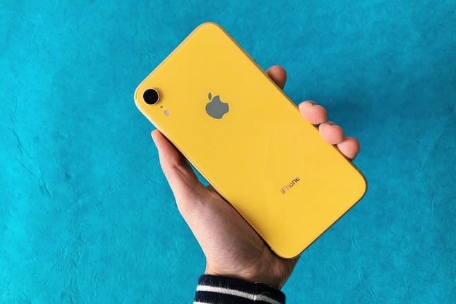 iPhone XR chính hãng đang được bán với giá từ 12,3 triệu đồng, giảm 2,2 triệu đồng so với tháng trước. Sản phẩm dùng màn hình 6,1 inch, thiết kế khuyết đỉnh, độ phân giải 1.792 x 828 pixel, tích hợp Face ID và con chip A12 Bionic. Model này chỉ có camera chính 12 MP, khẩu độ f/1.8. Ảnh: Sohu.