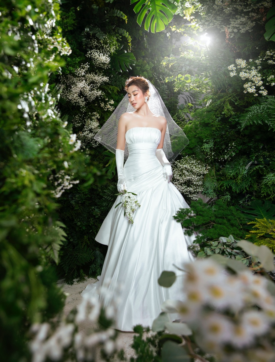 Các mẫu váy hở vai, chiết eo tinh tế giúp tôn lên thân hình mảnh mai của người đẹp.