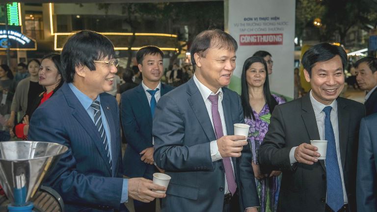 Thứ trưởng Bộ Công thương - Đỗ Thắng Hải và Lãnh đạo các Bộ, ngành tham quan tại các gian hàng an toàn thực phẩm tại lễ phát động Chương trình hỗ trợ kết nối tiêu thụ sản phẩm thực phẩm an toàn ngành Công Thương năm 2020