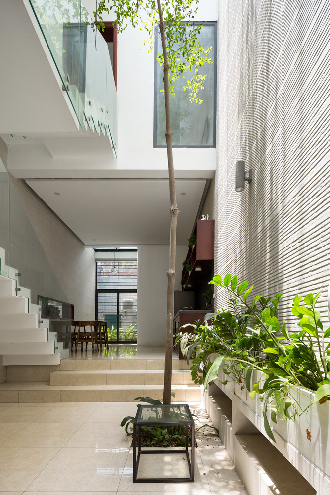 Điểm nhấn cho công trình đó là cây xanh phủ từ ngoài vào trong, từ tầng cao nhất xuống dưới sân nhà tạo cảm giác ngôi nhà ẩn mình giữa một khu rừng nhiệt đới.