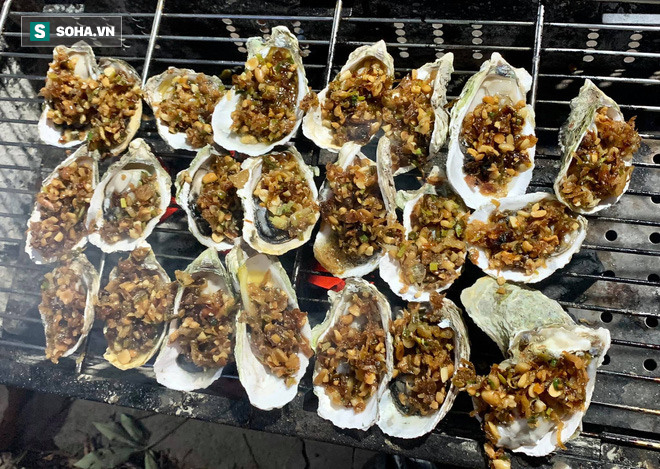 Xuất hiện nhiều hàng bán hàu nướng đồng giá 5.000 đồng/con trên đường phố.