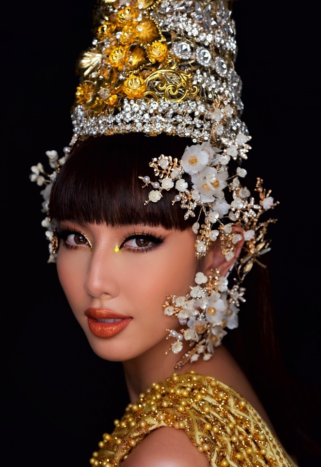 Với màn “cosplay” Lisa của mình, Thùy Tiên khiến netizen phải xôn xao. Từ cách trang điểm được phủ tông vàng đậm, phần trang phục truyền thống đặc trưng của “xứ sở chùa Vàng” đều gây liên tưởng đến bản gốc. Khi thử nghiệm hình tượng này, Thùy Tiên được khen ngợi vì biểu cảm thần thái cũng không hề thua kém bản gốc Lisa.