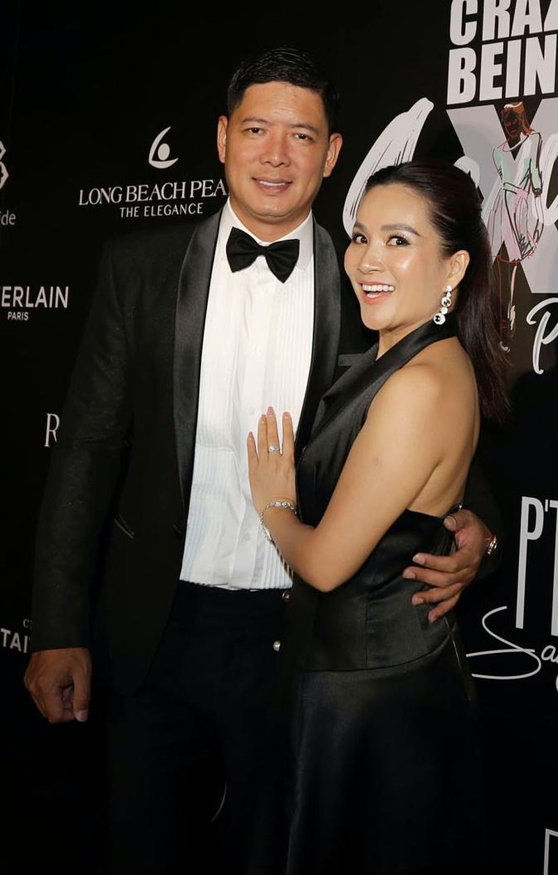 Vợ chồng diễn viên Bình Minh quấn quýt tại sự kiện. Tạm rời xa showbiz, nam người mẫu cho biết anh mong muốn tập trung vào&nbsp;kinh doanh&nbsp;cũng như chăm lo cho gia đình.