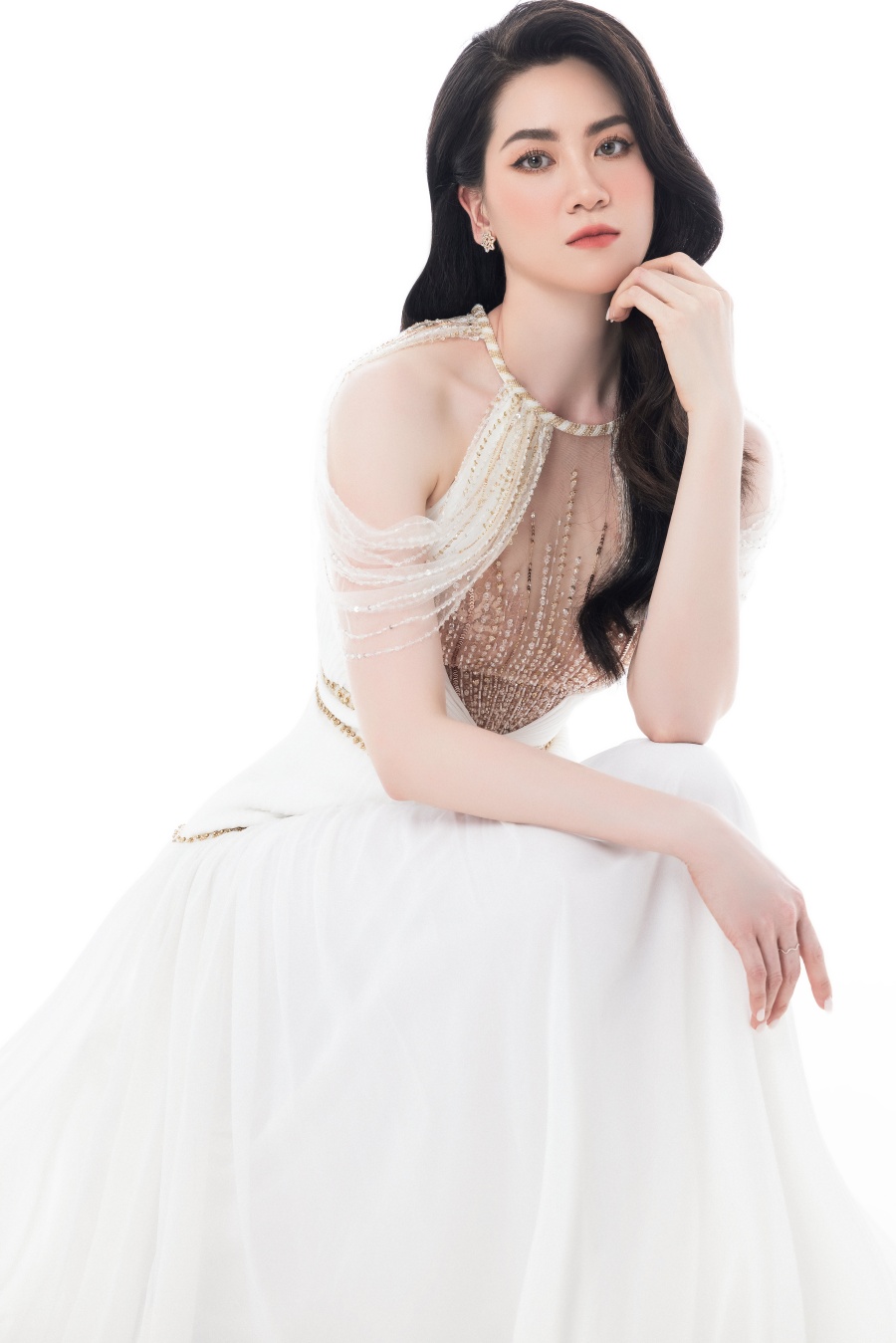 Một người đẹp kín tiếng khác là Á hậu Mai Hương. Sau khi đăng quang, Mai Hương không hoạt động trong làng giải trí và cũng không tiết lộ thông tin về cuộc sống cá nhân.