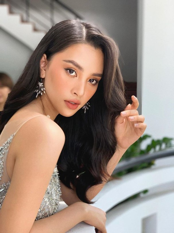 Được ưu ái vẻ đẹp thanh tú, Tiểu Vy ngày càng khẳng định vị thế của mình trong showbiz Việt.