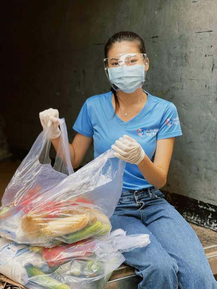 Ở hiện tại, trong những ngày dịch bệnh tại Thành phố Hồ Chí Minh diễn biến căng thẳng, Ngọc Thảo lại ghi điểm trong mắt mọi người khi năng nổ tham gia nhiều hoạt động&nbsp;thiện nguyện&nbsp;trong&nbsp;mùa dịch như: nấu phát cơm cho chiến sĩ, lực lượng tuyến đầu, tặng nhu yếu phẩm, lương thực cho công nhân nghèo, người dân khu cách ly phong tỏa và người có hoàn cảnh khó khăn mùa dịch. (Ảnh: MU, SV).