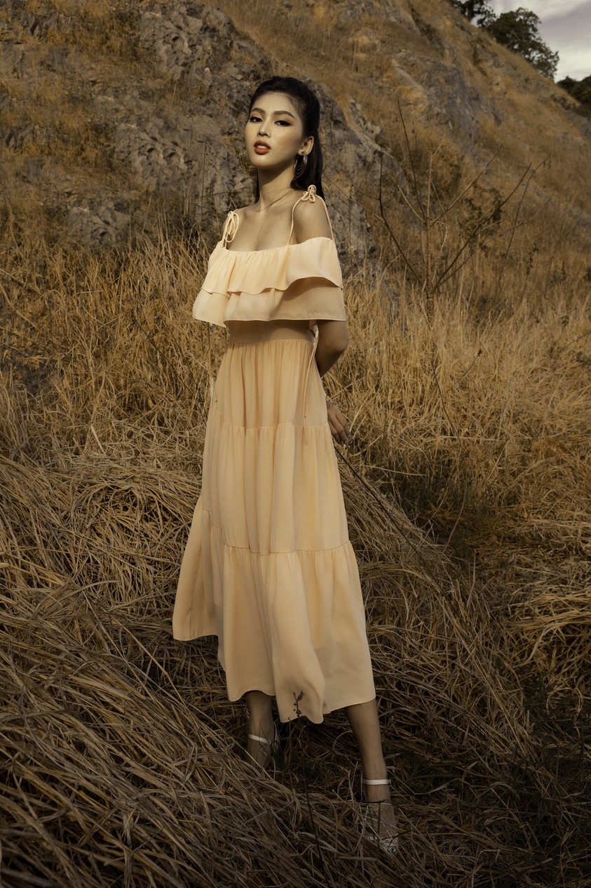 Với thần thái mỹ miều, cả 2 mỹ nhân trong bộ ảnh lần này rất nữ tính và nền nã đến ngỡ ngàng.