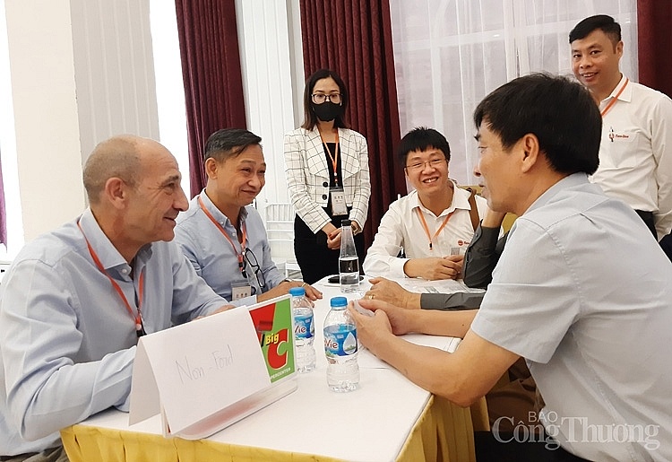 Công ty Rạng Đông trao đổi với đại diện Central Retail tại Thái Lan về việc kết nối tiêu thụ mặt hàng điện, bóng đèn tại các siêu thị của tập đoàn này tại Thái Lan. Ảnh: Báo Công Thương.