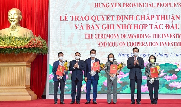 Trong sự kiện, tỉnh Hưng Yên đã trao quyết định đầu tư cho 09 dự án, trong đó dự án nhà máy sữa của Vinamilk và Vilico có vốn đầu tư lên đến 4.600 tỷ đồng