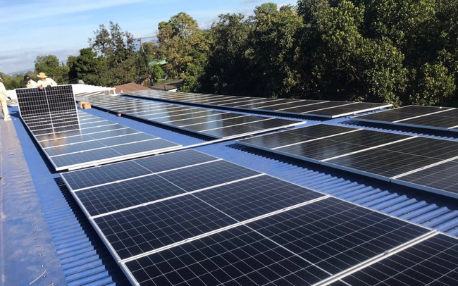 Điện mặt trời lắp trên mái nhà rất được các nhà đầu tư, doanh nghiệp và nhiều người dân quan tâm.