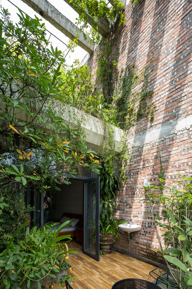 Gia chủ là người yêu thiên nhiên nên yêu cầu quan trọng của ngôi nhà đó là kiến trúc xanh, tăng không gian ngoài trời đến mức tối đa. Tuy nhiên vị trí trong khu dân cư và gần ba khu công nghiệp lớn nên công trình gặp nhiều bất lợi như mặt tiền hẹp, sâu, hạn chế về thông gió, tầm nhìn, nhiều khói bụi và ô nhiễm. 