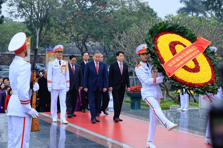 Lãnh đạo Đảng, Nhà nước vào Lăng viếng Chủ tịch Hồ Chí Minh nhân kỷ niệm 96 năm Ngày thành lập Đảng Cộng sản Việt Nam- Ảnh 5.