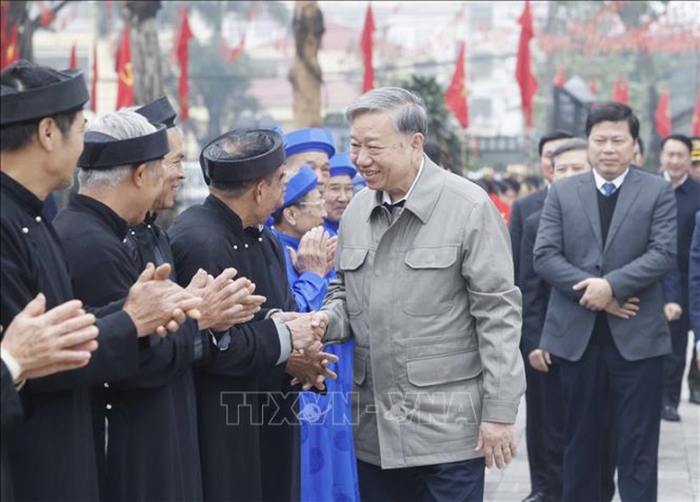 Tổng Bí thư Tô Lâm dâng hương tưởng niệm các đồng chí lãnh đạo tiền bối- Ảnh 5.