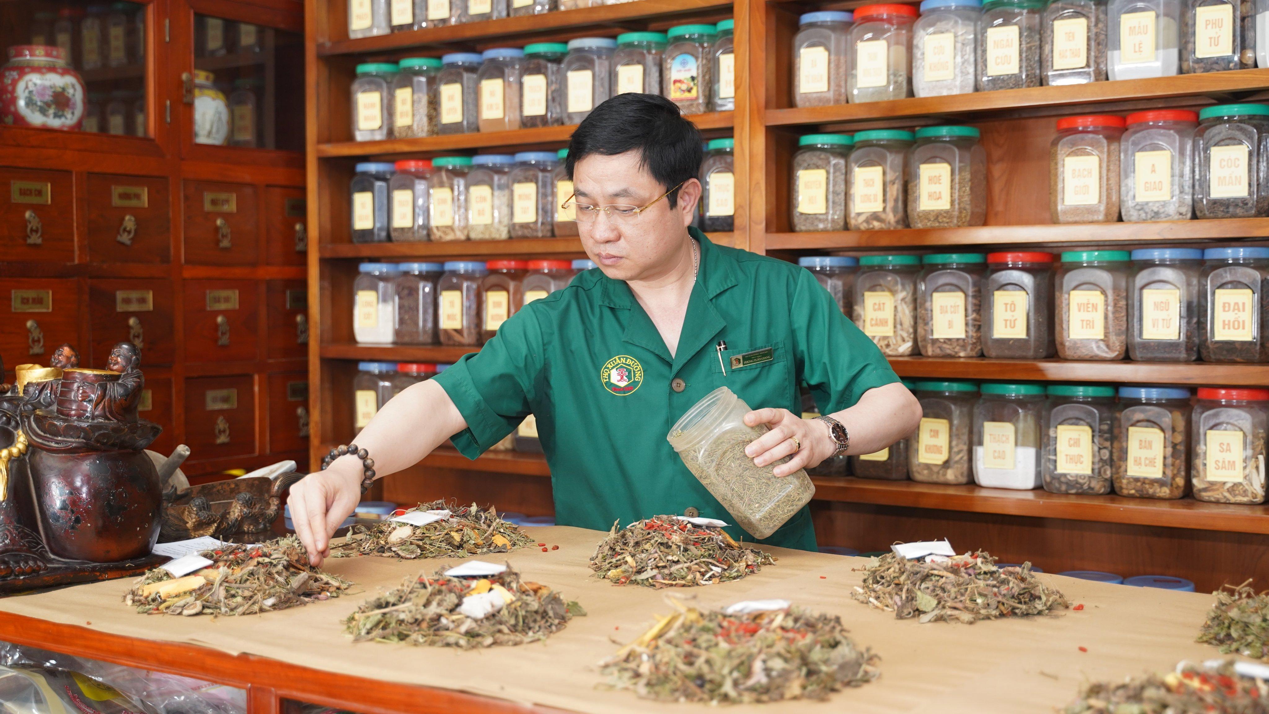 TRUYỀN NHÂN LƯƠNG Y PHÙNG TUẤN GIANG KHÁM CHỮA BỆNH BẰNG Y HỌC CỔ TRUYỀN
