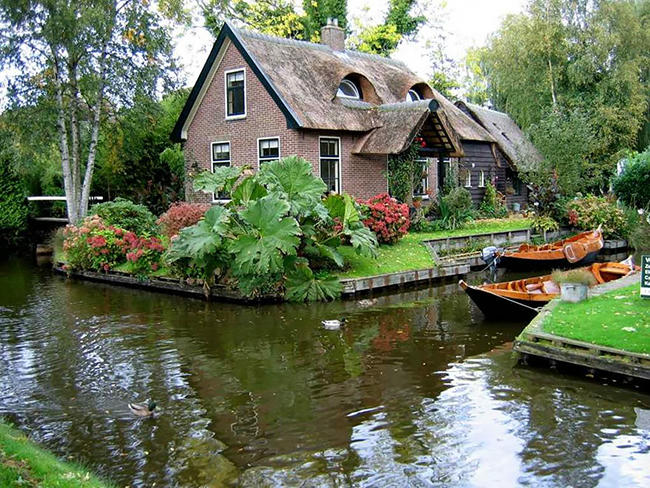 Ngẩn ngơ trước vẻ đẹp của Giethoorn, ngôi làng không lối đi tại Hà Lan - Ảnh 10. Ngẩn ngơ trước vẻ đẹp của Giethoorn, ngôi làng không lối đi tại Hà Lan - Ảnh 10.