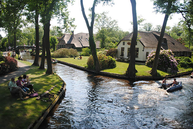 Ngẩn ngơ trước vẻ đẹp của Giethoorn, ngôi làng không lối đi tại Hà Lan - Ảnh 9. Ngẩn ngơ trước vẻ đẹp của Giethoorn, ngôi làng không lối đi tại Hà Lan - Ảnh 9.