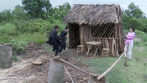 "Ải mỹ nhân": Thúy Diễm đòi lột áo, cào mặt bồ nhí Lương Thế Thành - 7