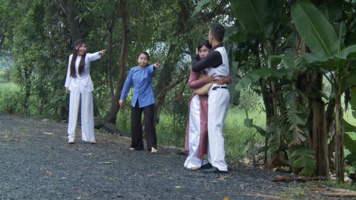 "Ải mỹ nhân": Thúy Diễm đòi lột áo, cào mặt bồ nhí Lương Thế Thành - 1