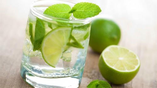 Công thức thích hợp nhất khi pha chanh tươi là dùng 1 lát chanh tươi nguyên vỏ pha với ¾ cốc nước (Ảnh minh họa: Internet)
