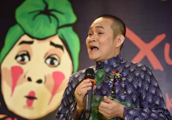 Xuan Hinh rong tay tang fan qua 