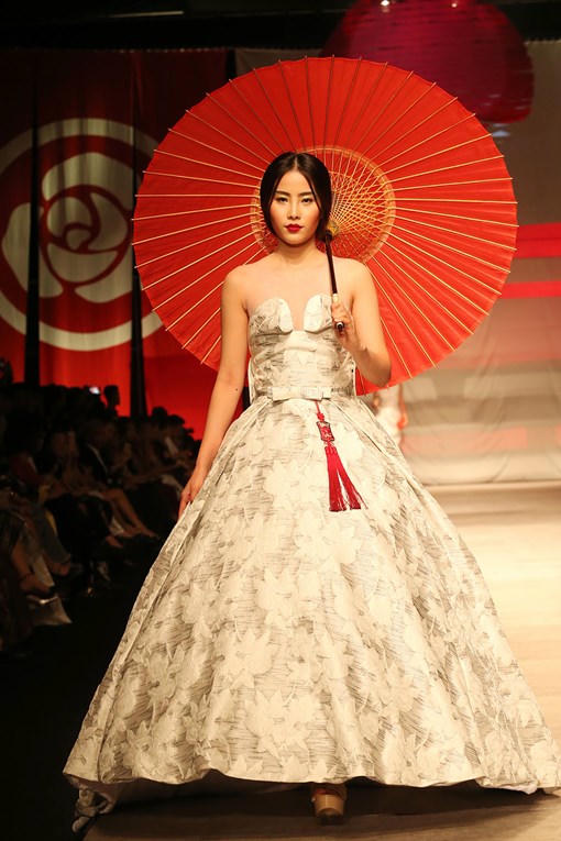 Nam Em lạnh lùng làm vedette trên sàn catwalk Thủ đô 2