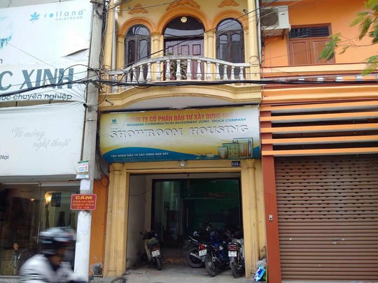 Trụ sở công ty đã dọn đi từ lâu, chỉ còn tấm biển vẫn treo tại đây