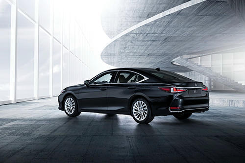 Thiết kế ES mới chịu nhiều ảnh hưởng của đàn anh LS.